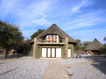 Okaukuejo Camp Premier Wasserloch-Chalet