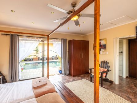 Gecko Ridge Guesthouse Luxuszimmer Poolblick