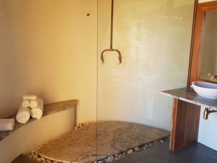 Desert Hills Lodge Hut Bathroom